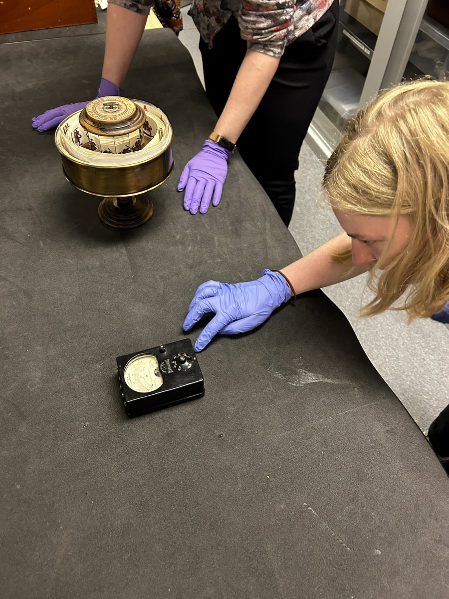 WhippleMuseum's tweet image. 🕰️ Whipple Behind the Scenes! 🕰️ 

Object handling dos and don&apos;ts today with Collections Manager, Morgan Bell!

#whipplemuseum #objecthandling #museumlife
