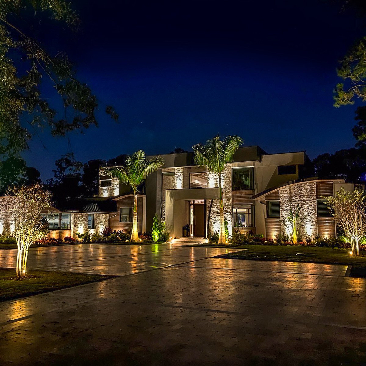 GardenLightLED's tweet image. 📸Photo Credits: @luxelightscapes
We have the right light fixture for you, high-quality, innovative, and environmentally sensitive landscape and architectural lighting products right here in the USA.

#LandscapeLighting #OutdoorLighting #LandscapeLightingDesign