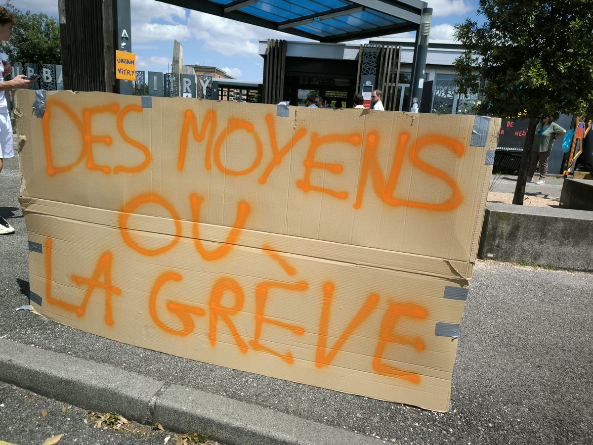 Anne_Stambach's tweet image. "On a un sentiment de gâchis, de faire du bricolage"

Lycée Urbain Vitry #Toulouse : les enseignants sont en grève pour alerter sur le manque de moyens pour encadrer les jeunes, et ce sans perspectives d'amélioration

Plein soutien et stop à la casse de l'éducation nationale ! ✊