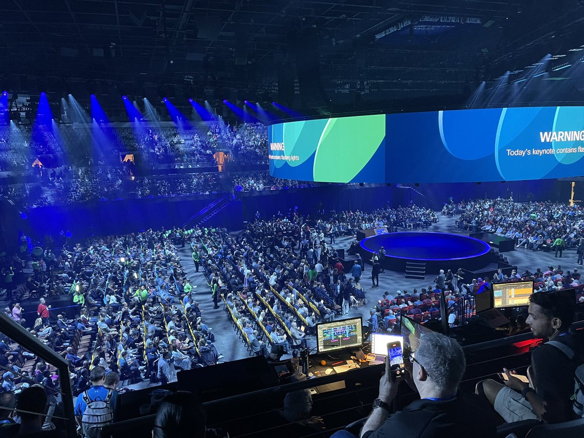Keynote about to kick off in here <a href="/CiscoLive/">CiscoLive</a> #ciscolive #gobeyond #nerdfest