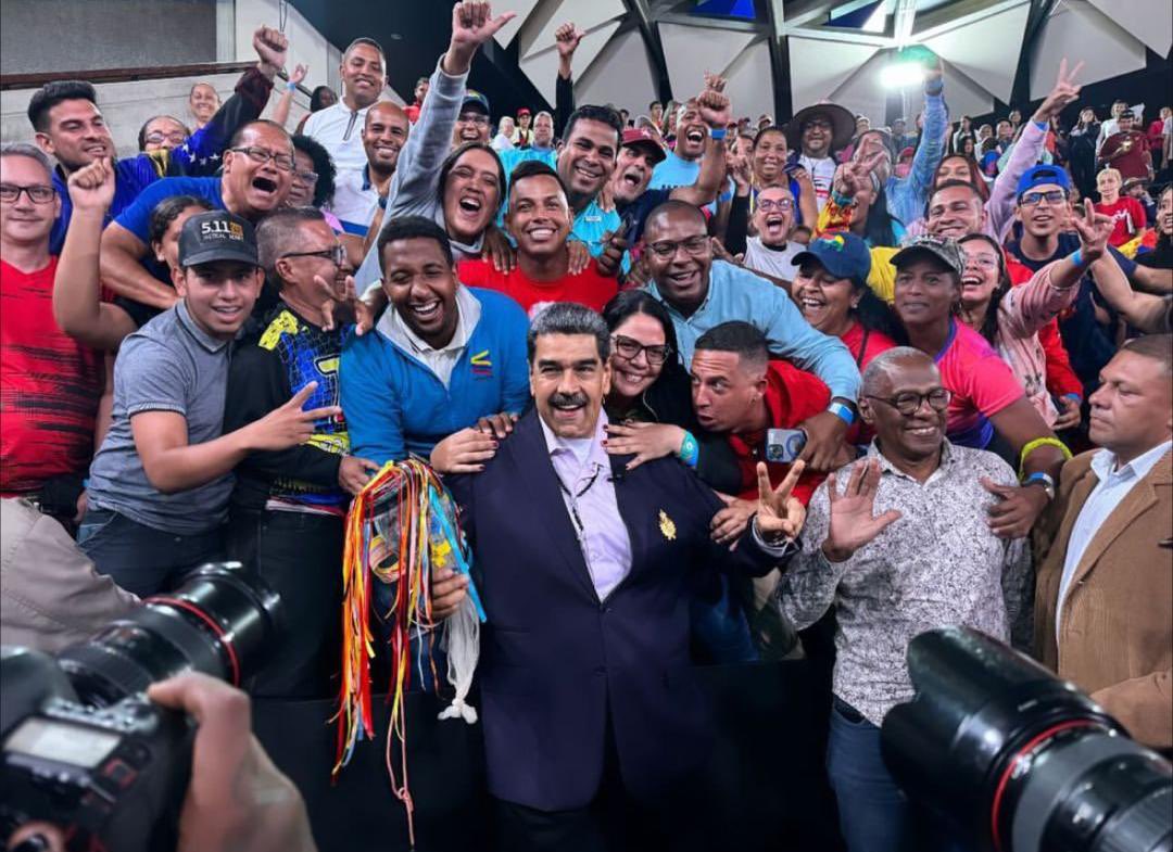 #4Jun  Así es Venezuela.

#AfirmativosYPaLante

¡Soñemos bonito, lo mejor esta por venir!

<a href="/NicolasMaduro/">Nicolás Maduro</a> <a href="/delcyrodriguezv/">Delcy Rodríguez</a> <a href="/dcabellor/">Diosdado Cabello R</a>