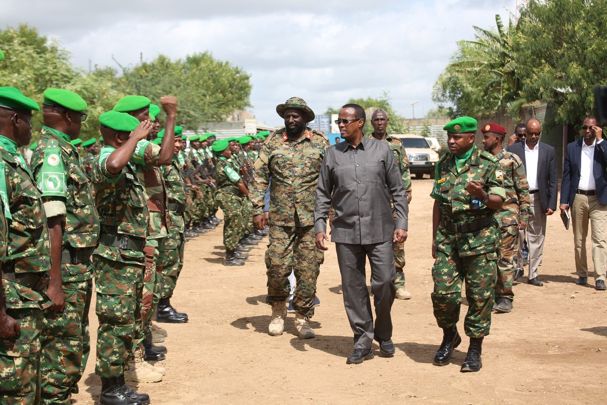 ATMIS_Somalia's tweet photo. On Tuesday, Hirshabelle State President H.E. Ali Abdullahi Hussein ‘Gudlaawe’ visited the ATMIS #Burundi Contingent Commander Col. Oscar Hatungimana at Sector 5 headquarters in Jowhar Airfield.
They discussed security, phase 3 of the #ATMISDrawdown, and joint operations against Al-Shabaab in the Middle Shabelle region. President Hussein praised the #ATMIS Burundi contingent for their dedication to regional security. #ATMISInTheSectors