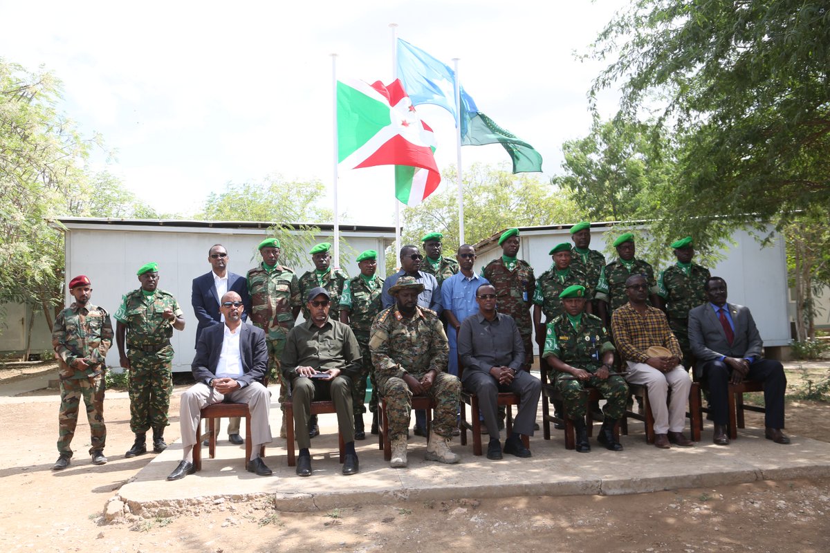 ATMIS_Somalia's tweet photo. On Tuesday, Hirshabelle State President H.E. Ali Abdullahi Hussein ‘Gudlaawe’ visited the ATMIS #Burundi Contingent Commander Col. Oscar Hatungimana at Sector 5 headquarters in Jowhar Airfield.
They discussed security, phase 3 of the #ATMISDrawdown, and joint operations against Al-Shabaab in the Middle Shabelle region. President Hussein praised the #ATMIS Burundi contingent for their dedication to regional security. #ATMISInTheSectors