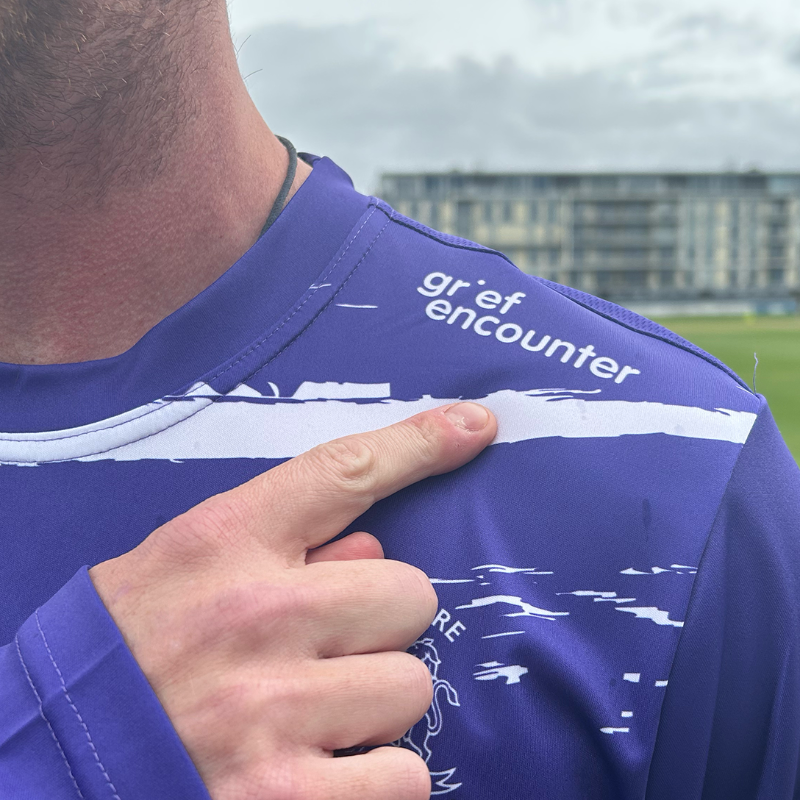 Gloscricket's tweet photo. Check out our purple T20 shirt in support of Grief Encounter 💜

Glos will wear the kit for our @VitalityBlast match v Sussex on Sunday!

Find out how to get your hands on one of these limited edition replicas on our website!

#BecomeGlorious | @griefencounter