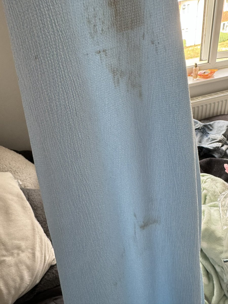 SophieeParry's tweet photo. @OfficialPLT changing their returns policy (without actually sending out any email btw) to now charge people for returning their items when they send me items in this condition is actually laughable 😂😂😂

PS: their words apparently this isn't faulty https://t.co/3COLEng0P9