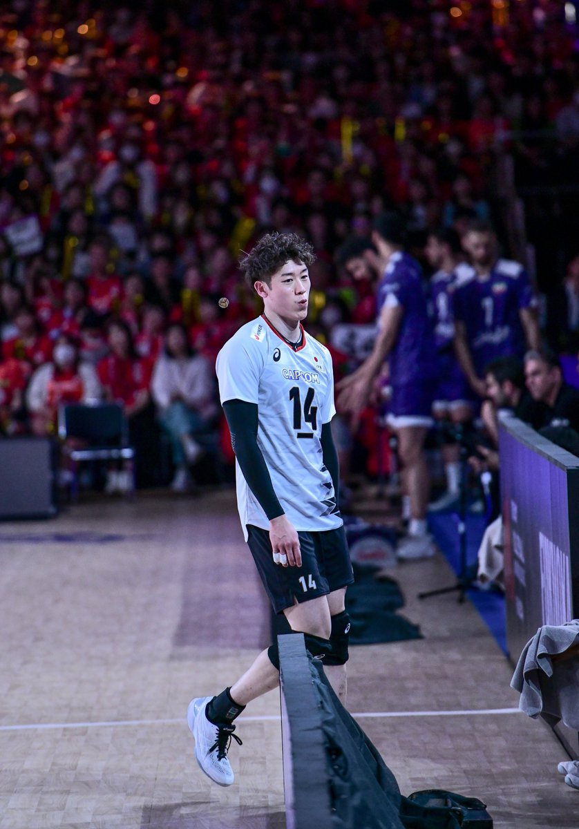 hi_SVTSKZTXTEN_'s tweet photo. 2セット目、交代させられてちょっと拗ねた様な表情の石川くん🤭

しばらく😗😗😗の表情だった
#VNL2024   #バレーボール日本男子
 #男子バレー   #石川祐希 選手
240604西日本総合展示場 https://t.co/uKDwaJCgyD