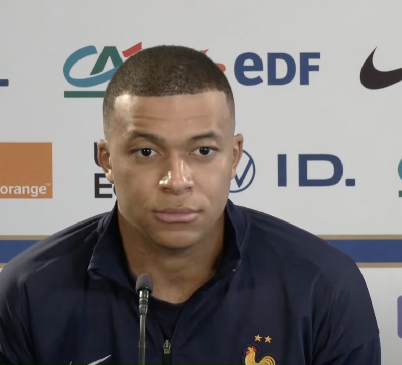 CanalSupporters's tweet photo. 🔴🗣️ Kylian Mbappé : "On m'a parlé violemment donc j'étais persuadé que je n'allais pas jouer. Luis Enrique et Luis Campos m'ont sauvé ! Sans eux, je n'aurais jamais remis un pied sur le terrain... C'est pour ça que mon ambition cette année-là était différente. C'était moins haut dans mes standards mais juste jouer, répéter les matches et gagner des trophées a été ma plus grande fierté. Mais l'année prochaine, je me contenterai pas d'une saison comme ça..."