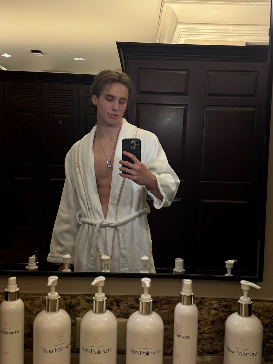 𝘭𝘪𝘵𝘵𝘭𝘦 𝘩𝘰𝘵𝘦𝘭 𝘳𝘰𝘰𝘮 𝘤𝘩𝘪𝘭𝘭 𝘰𝘶𝘵 𝘵𝘪𝘮𝘦