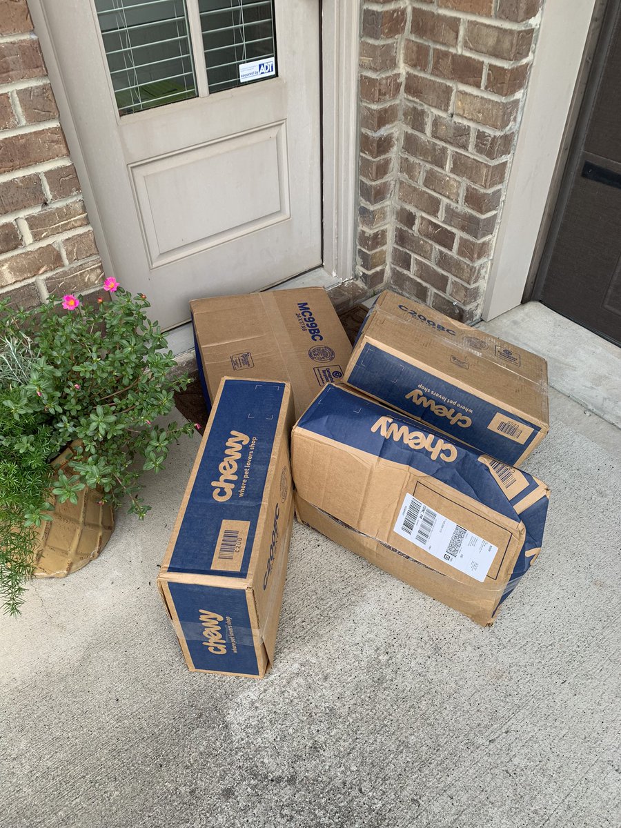 RobinRutland5's tweet photo. @FedExHelp @FedEx When you kindly ask the FedEx driver to deliver to your garage door, rather than your front door. No respect. https://t.co/32AtY1mHvu