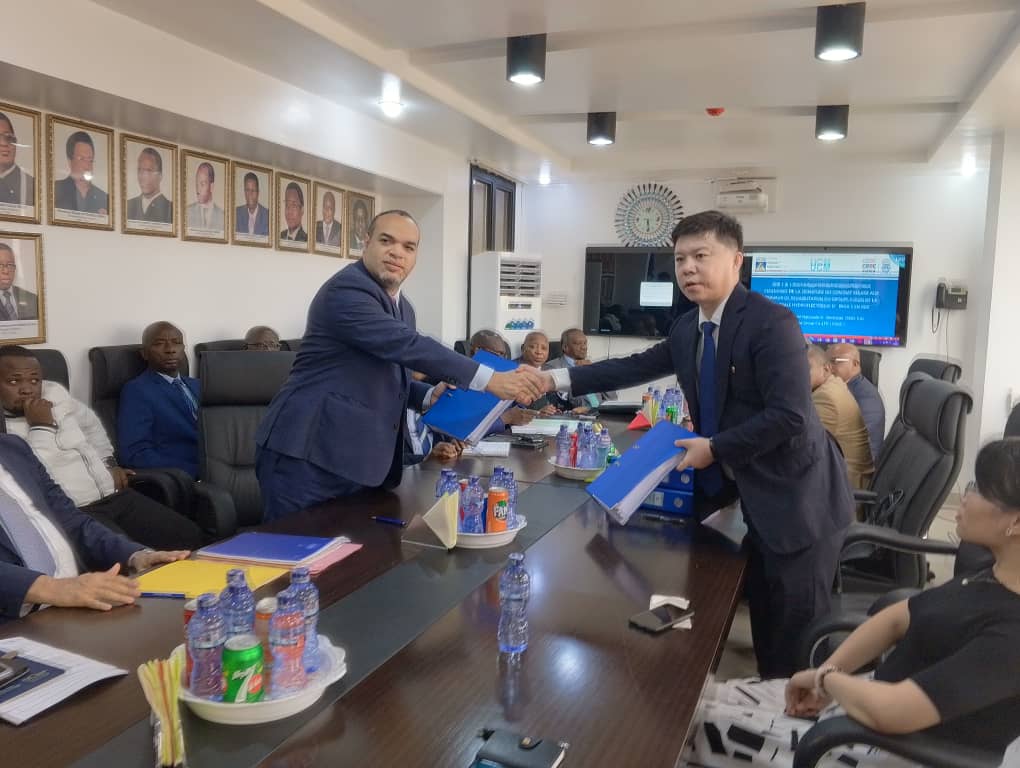 NgangaGladson's tweet photo. RDC-ENERGIE : Un pas de géant pour l'énergie au Congo, La SNEL SA et CGDC unissent leurs forces pour réhabiliter le G16-Groupe6 à Inga 1. Un partenariat plus que prometteur pour un avenir énergétique plus luisant qu'avant au pays de Félix Tshisekedi. #RDC #Energie #Inga1 #SNELSA https://t.co/EOPxD4SWDG