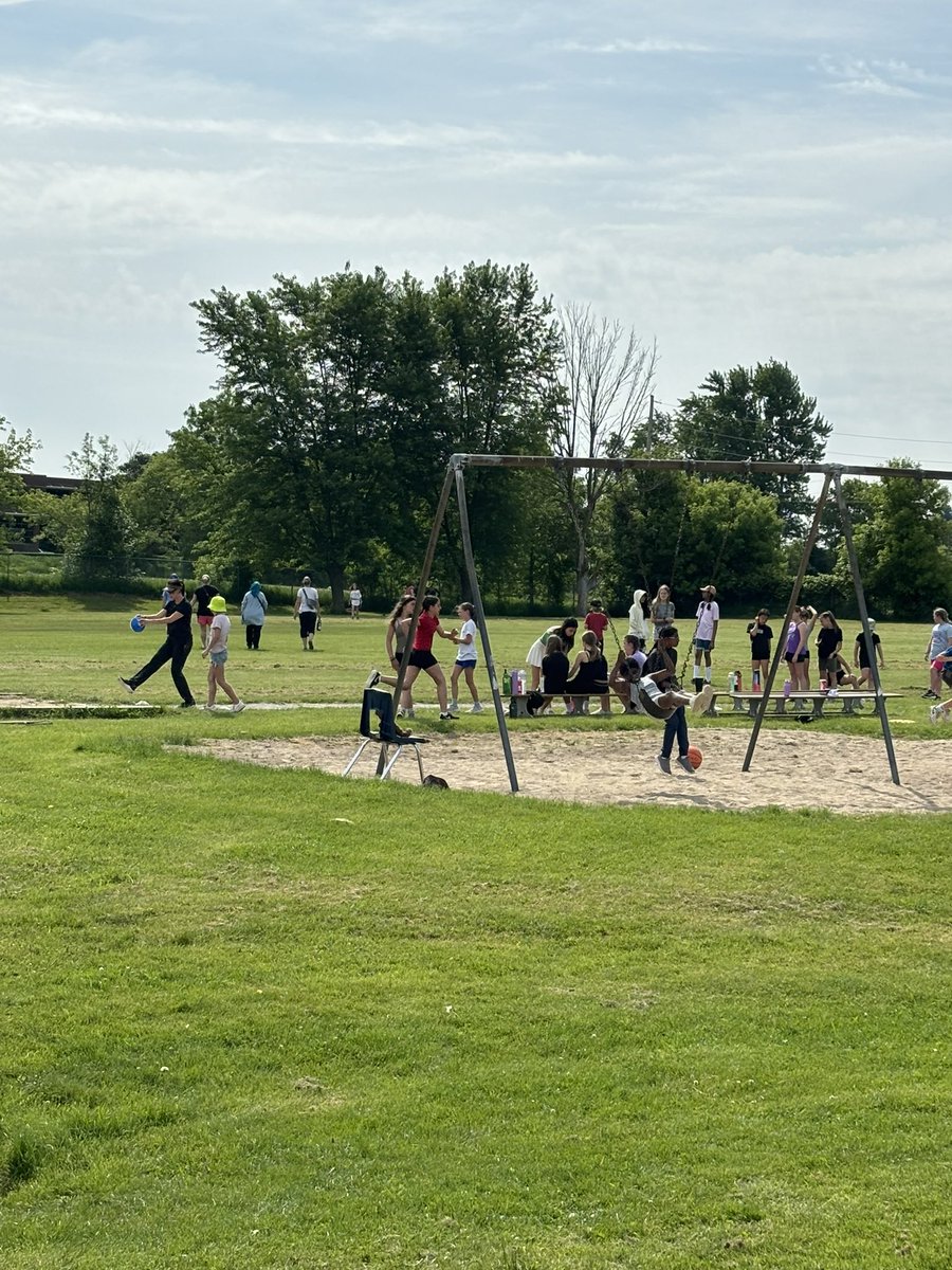 Wonderful visit this morning at Tecumseth Beeton Elementary School! <a href="/matt_webbe/">matt webbe</a> @scdsb_schools