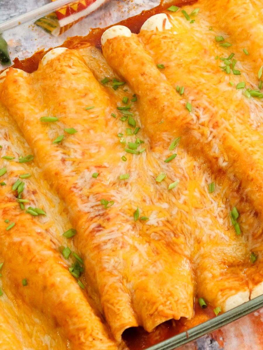 Today's recipe of the day are chicken enchiladas! Make these even easier by using rotisserie chicken - the perfect weeknight meal 😍 justapinch.com/recipes/main-c…