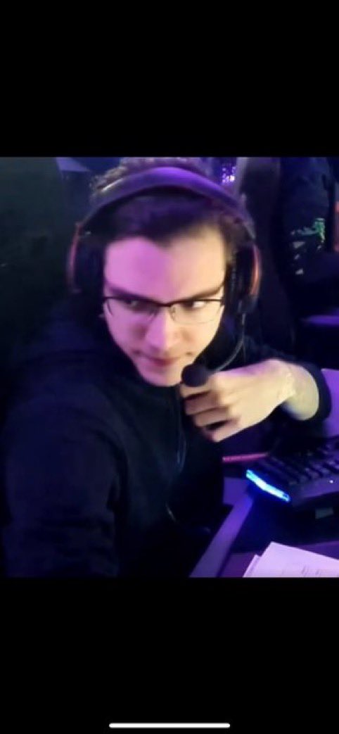 ascendedpaanda's tweet image. @ProLikesR6s A Mai nap során indokalatlanul bannolt a “ Spanok “ ts szerverről. Egy kedves üzenetet szeretnék neked küldeni
Mégegyszer ki mersz bannolni eltorom a szemuveget a fejedrol aztan megolom a csaladod te budos pancser mit kepzelsz magadrol.
Ui: Várhatod a 100kg sódert