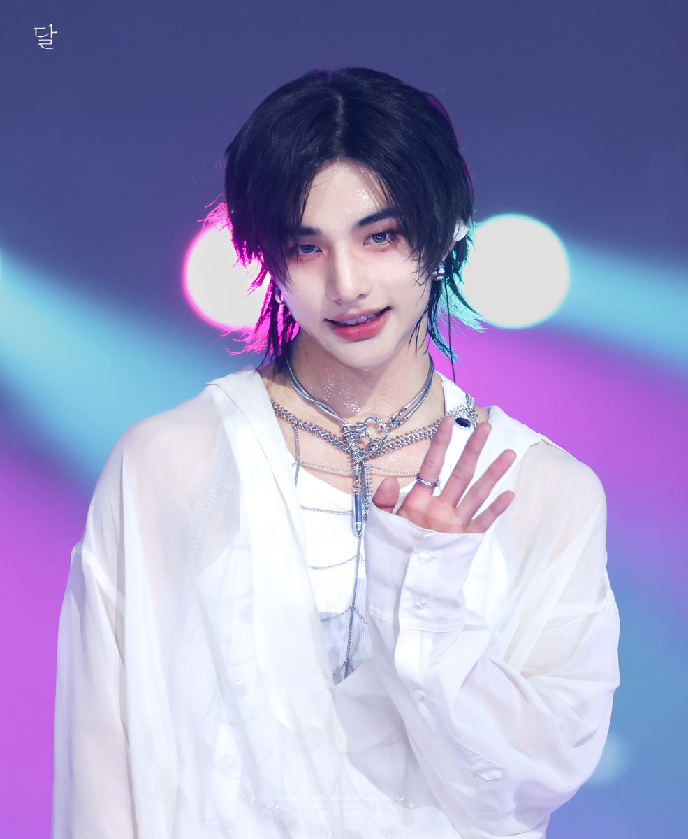 32omoon's tweet photo. 240602 K-wave - ̗̀ ♡  ̖́-

#현진 #Hyunjin 
#스트레이키즈 #StrayKids https://t.co/R2bzuvY7ta