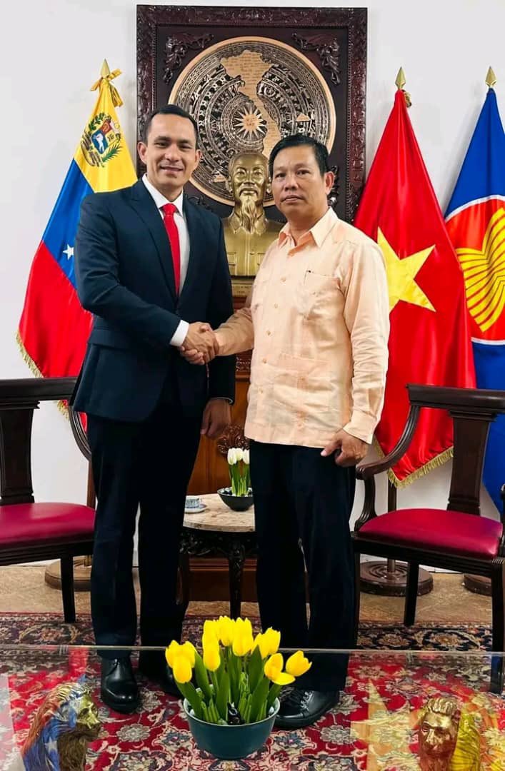 luis_villegasr's tweet photo. ¡Afianzando los lazos Vietnam-Venezuela!
Siguiendo la agenda de Diplomacia de Paz trazada por mi C/J @NicolasMaduro, sostuvimos un productivo encuentro con el Embajador de Vietnam en nuestro país, el excelentísimo @vutrungmy, junto a quien revisamos el mapa de cooperación para continuar avanzando conjuntamente y potenciar el intercambio comercial bilateral.
¡Viva la unión y la hermandad! 🇻🇳🇻🇪
#AfirmativosYPaLante