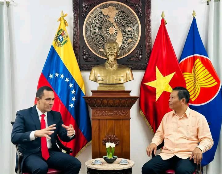 luis_villegasr's tweet photo. ¡Afianzando los lazos Vietnam-Venezuela!
Siguiendo la agenda de Diplomacia de Paz trazada por mi C/J @NicolasMaduro, sostuvimos un productivo encuentro con el Embajador de Vietnam en nuestro país, el excelentísimo @vutrungmy, junto a quien revisamos el mapa de cooperación para continuar avanzando conjuntamente y potenciar el intercambio comercial bilateral.
¡Viva la unión y la hermandad! 🇻🇳🇻🇪
#AfirmativosYPaLante