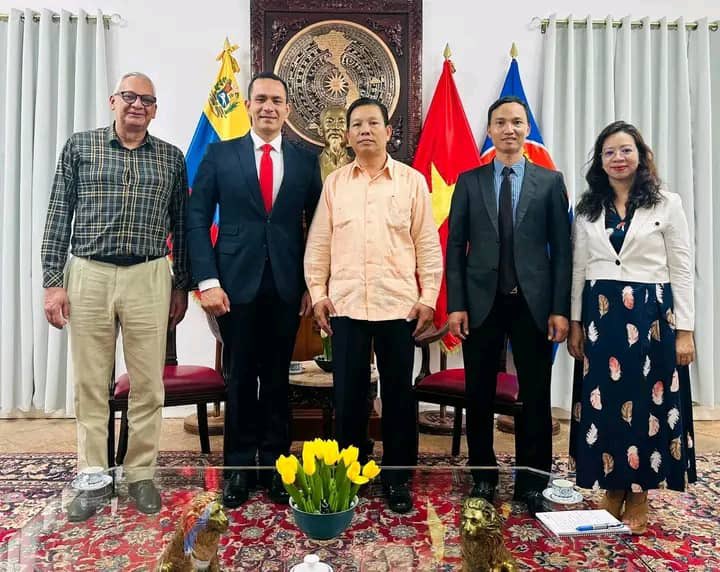 luis_villegasr's tweet photo. ¡Afianzando los lazos Vietnam-Venezuela!
Siguiendo la agenda de Diplomacia de Paz trazada por mi C/J @NicolasMaduro, sostuvimos un productivo encuentro con el Embajador de Vietnam en nuestro país, el excelentísimo @vutrungmy, junto a quien revisamos el mapa de cooperación para continuar avanzando conjuntamente y potenciar el intercambio comercial bilateral.
¡Viva la unión y la hermandad! 🇻🇳🇻🇪
#AfirmativosYPaLante