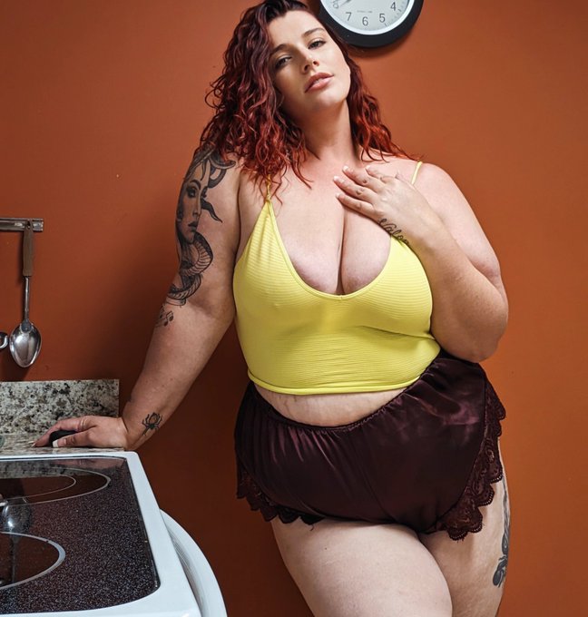 I'll cook... but I expect you to do the dishes and make me cum. Deal? 💛If you like bbw milfs show me