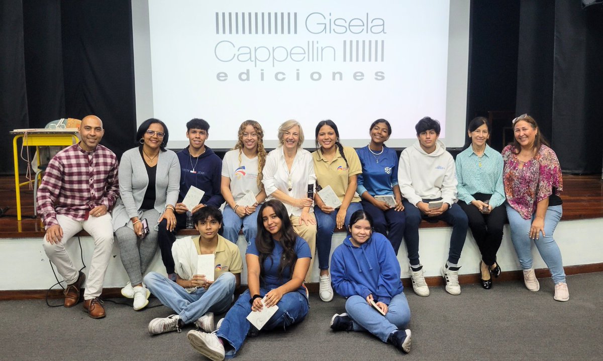 ColFranciaSV's tweet photo. Gisela Capellin visitó a los estudiantes de 5to año para hablar sobre su libro 'Lunas Compartidas'. ​Una jornada inspiradora que fomenta el amor por la literatura y la creatividad. La autora compartió sus desafíos y anécdotas de escritura, inspirando a los jóvenes. 🥰🤗 https://t.co/1SxDtm5avn