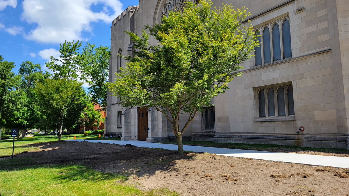 HopeOperations's tweet photo. Notice some construction on the western end of the Grove?? Sidewalks are currently being worked on! A stretch behind the President’s house is out of commission for the moment, while a new stretch of sidewalk has been added at the west entry of Dimnent Chapel to meet ADA code! https://t.co/IcWOFqrLL1