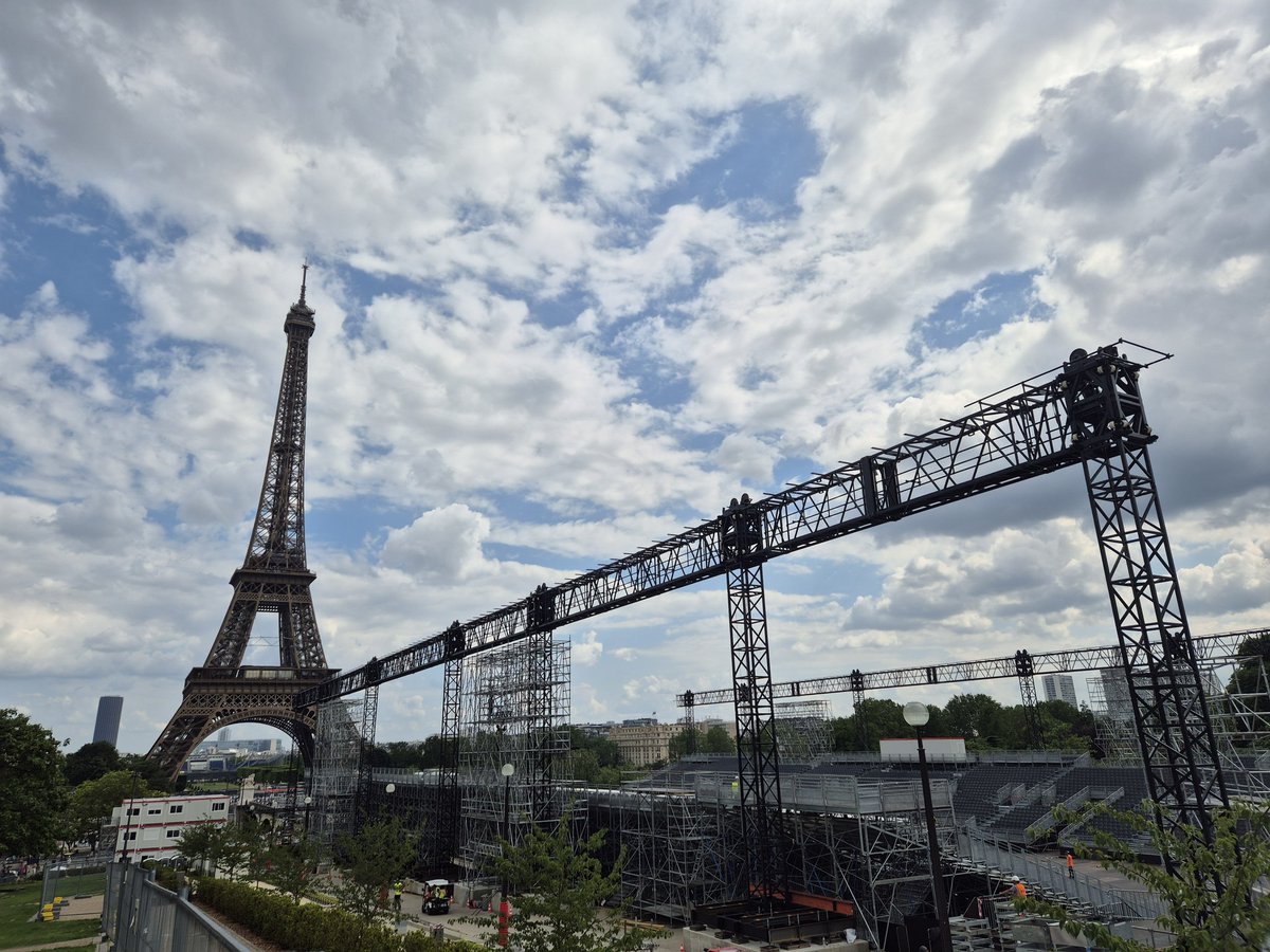 Philipp10630230's tweet photo. Dans quelques jours seront installés sur la #toureiffel les anneaux #olympiques en vue des #JO2024 @jeuxolympiques https://t.co/C9gjny2vsW