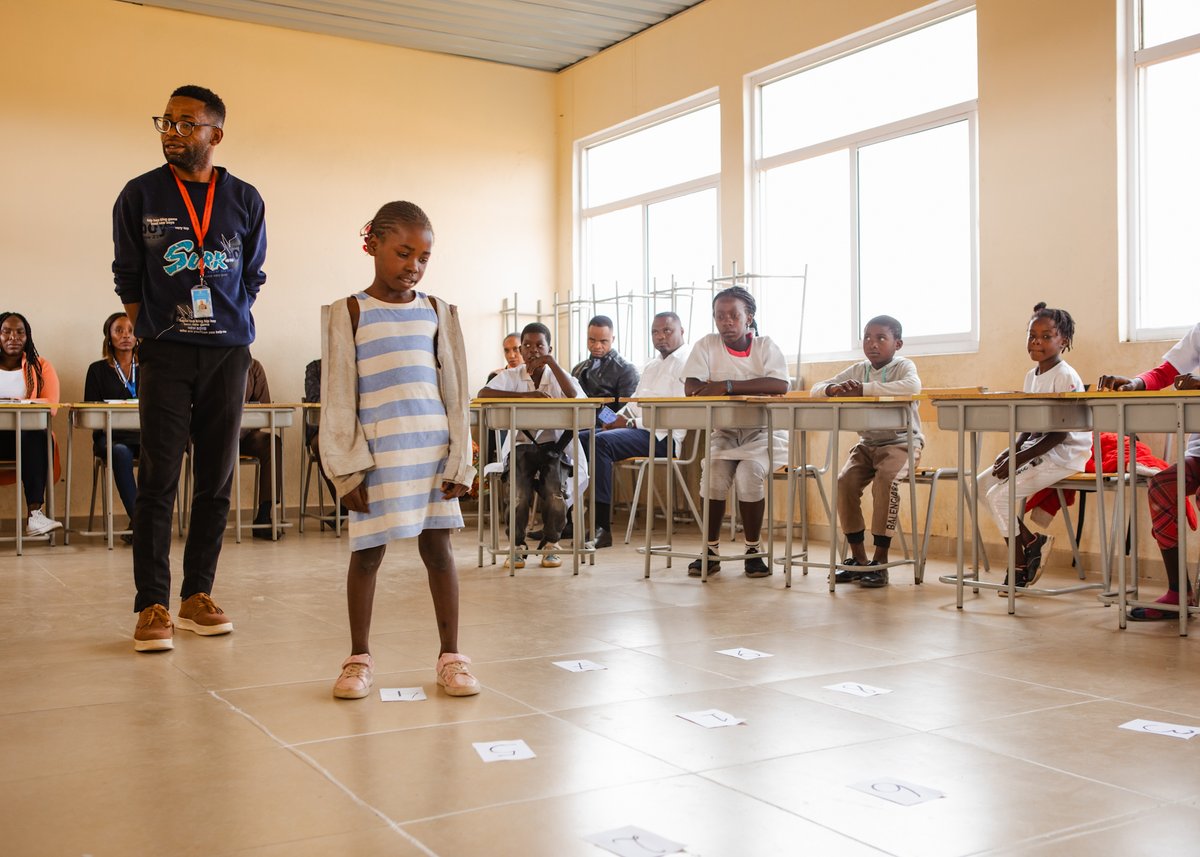 UNICEFAngola's tweet image. In the Huíla province, Professor Rodrigues already applies the methods of #Tarl in his classroom.

#UNICEFAngola appreciates the support of #BFA and #AustrianDevelopmentCooperation