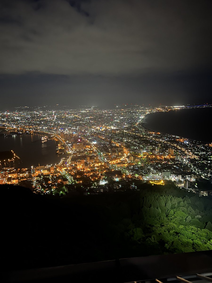 takayan051's tweet photo. 祖母の墓参りのため北海道へ。
初めて函館の夜景を見ました。

カップルや異国の方々、ファミリーの方ばかりで1人寂しく…
寒かったです！ https://t.co/kpQzc09Wgp