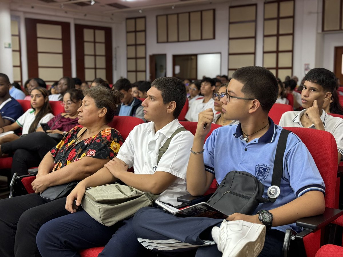 #AEstaHora Capacitamos a más de 90 Contralores Estudiantiles. La capacitación toca temas clave como el control fiscal y social a lo público, los derechos de petición, entre otros. ✅🔴