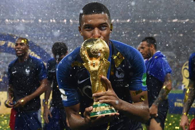 SoyParmeira's tweet photo. Vou achar uma delícia o Mbappé tumultuar por causa da camisa 7.
E numa discussão entre o Mbappé e o Vini Jr, sabemos quem deve colocar o rabinho entre as pernas e ficar quieto né?
#Mbappè7
#Mbappe7 https://t.co/IZJpjH6mIN