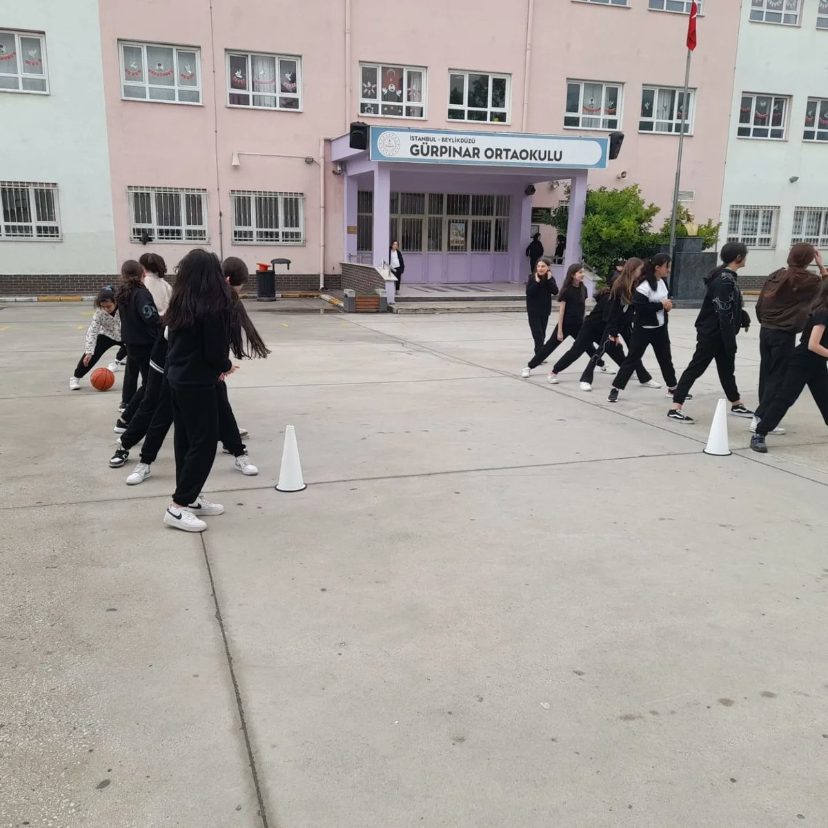 gurpinaroo's tweet photo. 2023-2024 Eğitim Öğretim yılı Yüz yüze 100 çocuk oyunu projesi kapsamında okulumuzda düzenlediğimiz Halat Çekme, Tünel Topu,Yakan Top oyunlarından fotoğraflar.@tcmeb 
@istmemkultur
@Beylikduzu_mem
@harunbuker
@cigdemtezertan https://t.co/G3xgsm0RrY