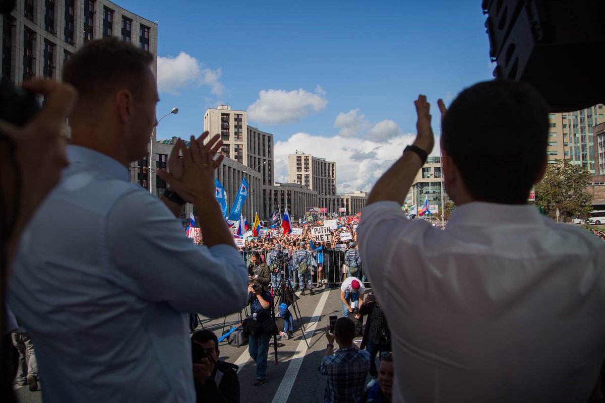 Сегодня день рождения Навального. 

В прошлом июне мы заочно поздравляли друг друга с днюхой – сначала я его из московского СИЗО, потом он меня из владимирской колонии. Я искренне верил, что его юбилей через три года мы отметим на воле и с хорошим настроением. Но нет, этого не