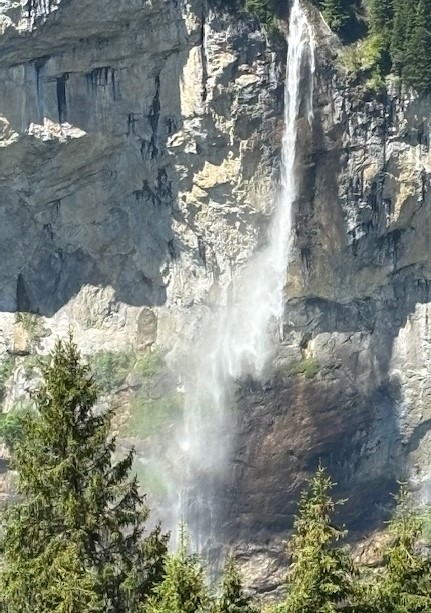 josef_lang's tweet photo. Heute mit Andrea und Frida auf dem #Mendelssohn-Weg mit Blick auf den #Staubbachfall, der J.W. von #Goethe 1779 zum Gedicht "Gesang der Geister über den Wassern" inspirierte. @MagdalenaErni_
PS. Die Jungrau-Region ist jetzt schon überlaufen, die Wanderwege sind es nicht. https://t.co/6rxaFJ0KQX