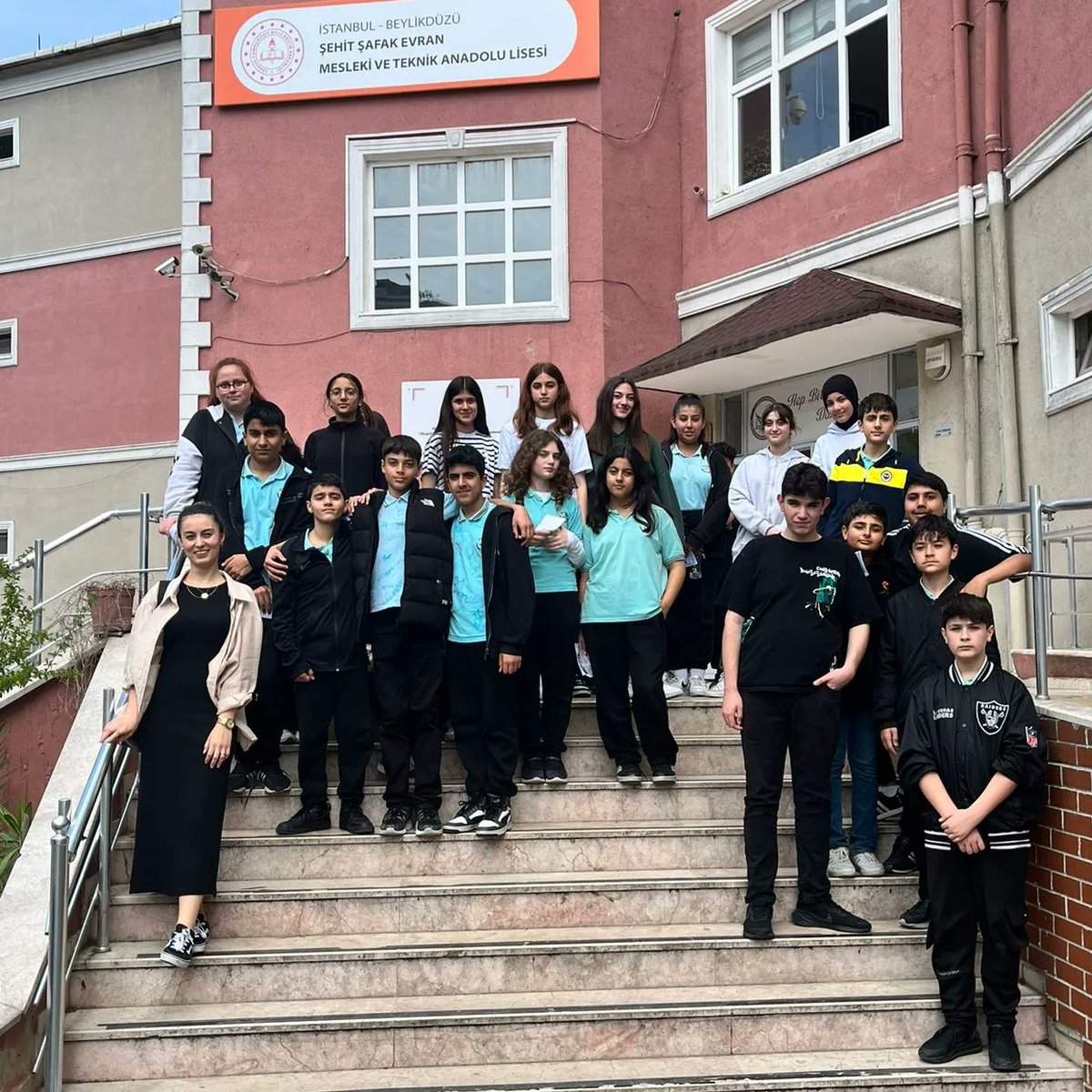 gurpinaroo's tweet photo. 7ve 8. Sınıf öğrencilerimiz ile Beylikdüzü Şehit Şafak Evran Mesleki ve Teknik Anadolu Lisesinin tanıtım günlerine katılım sağladık. Öğrencilerimiz atölyeleri gezerek okulun öğrencilerine sorularını yönelttiler@tcmeb 
@Beylikduzu_mem
@harunbuker
@cigdemtezertan https://t.co/23YzBLyBZ4
