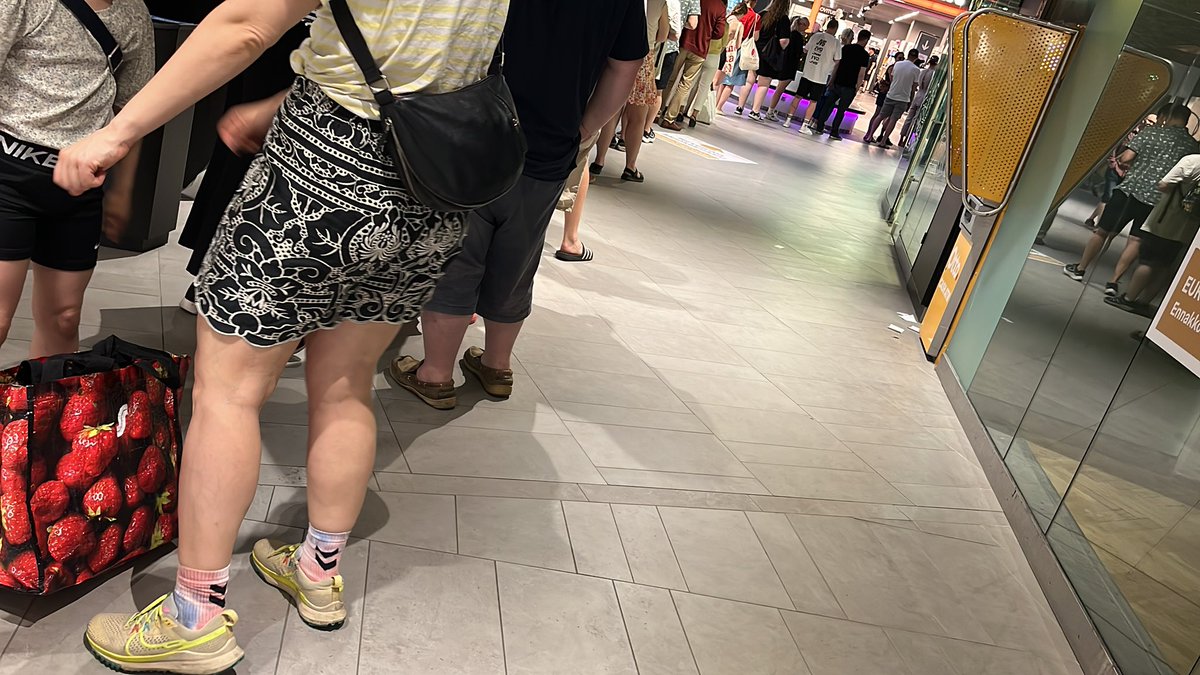 Eurovaalien viimeinen ennakkoäänestyspäivä, <a href="/REDIhki/">REDI</a> liki 200m pitkä jono - vai onkohan siellä ilmaisia ämpäreitä jaossa?