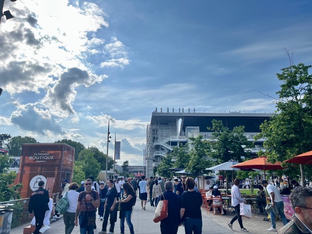 francetvlab's tweet image. 🎾 En direct du #RGLab pour découvrir le futur de l&apos;expérience spectateur en matière de contenus sportifs !

L&apos;occasion de tester (entre autres 😉) le multi-courts sur Quest 3 et le casque Apple #VisionPro 🥽

#rolandgarros