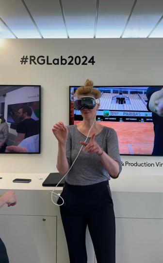 francetvlab's tweet image. 🎾 En direct du #RGLab pour découvrir le futur de l&apos;expérience spectateur en matière de contenus sportifs !

L&apos;occasion de tester (entre autres 😉) le multi-courts sur Quest 3 et le casque Apple #VisionPro 🥽

#rolandgarros