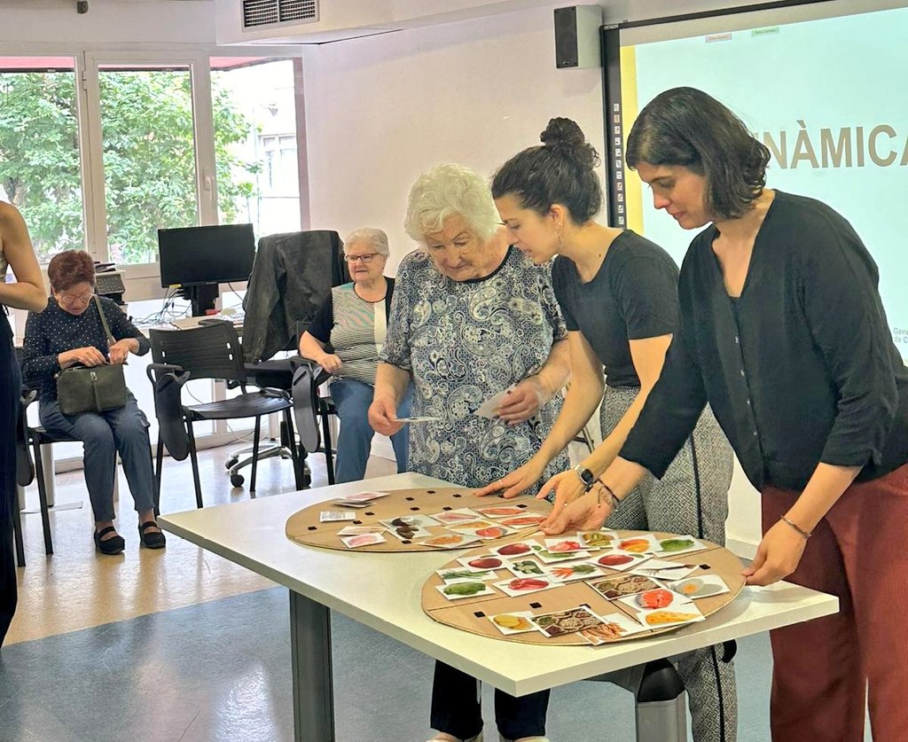 primariaicscat's tweet photo. Consells d'alimentació saludable i aplicació a exemples pràctics a la sessió de l'#EscoladeSalut per a persones grans que se celebra els dimarts al #CAPPareClaret
👩🦳🧑🦳🍅🍏
Amb la dietista-nutricionista d'aquest centre, Ariadna Cegri, i la del #CAPLarrard, Anna Parellada https://t.co/UGpGh9jlgs
