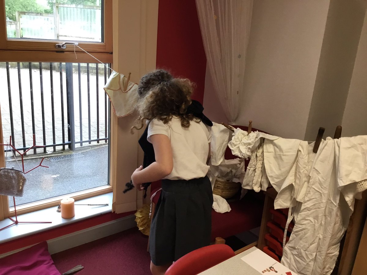 MoorlandsHudds's tweet image. This week Year 2 went back to the year 1666 and spent some time walking and working in the streets of London. Children could be maids, servants, beggars and bakers. We had great fun! #MPSY2 #MPSHistory