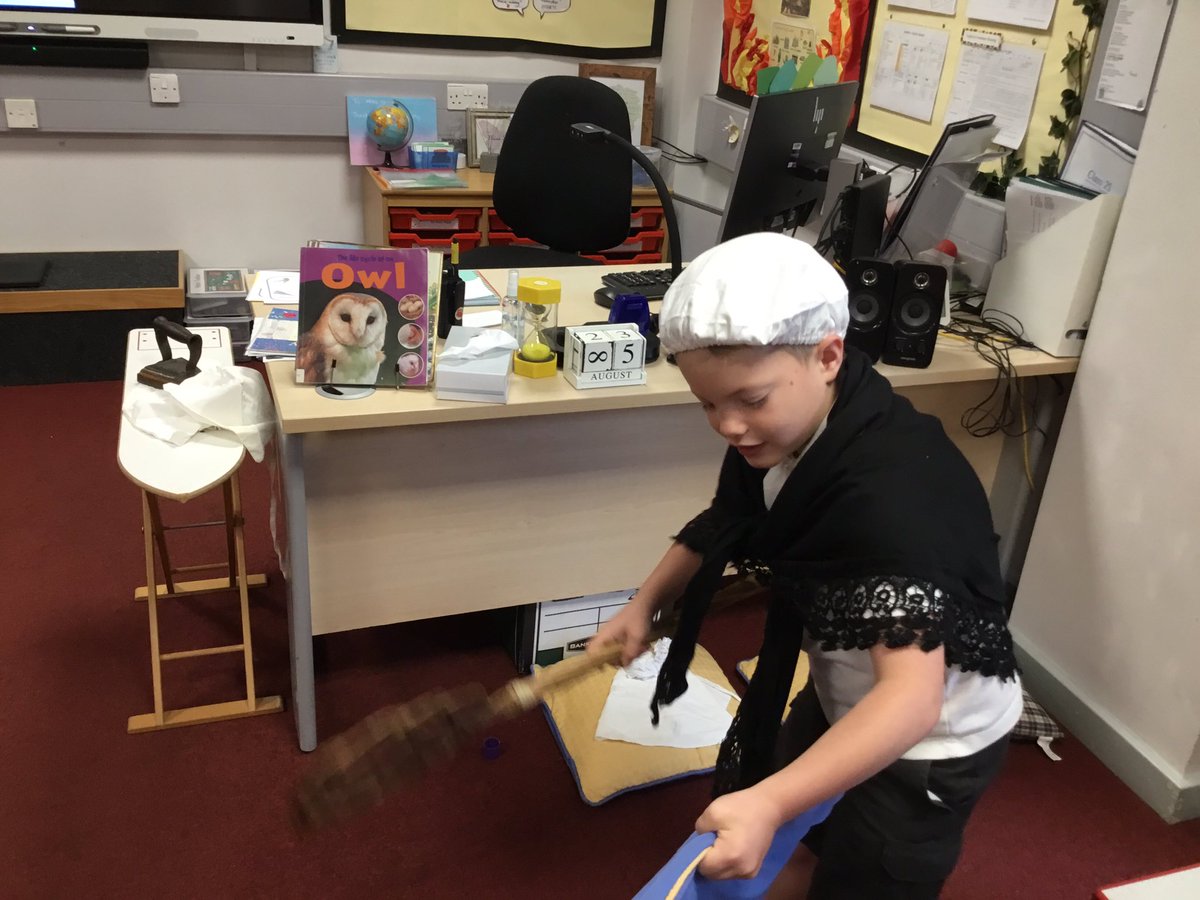 MoorlandsHudds's tweet image. This week Year 2 went back to the year 1666 and spent some time walking and working in the streets of London. Children could be maids, servants, beggars and bakers. We had great fun! #MPSY2 #MPSHistory