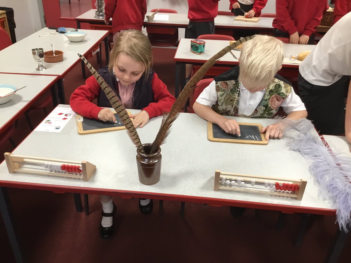 MoorlandsHudds's tweet image. This week Year 2 went back to the year 1666 and spent some time walking and working in the streets of London. Children could be maids, servants, beggars and bakers. We had great fun! #MPSY2 #MPSHistory