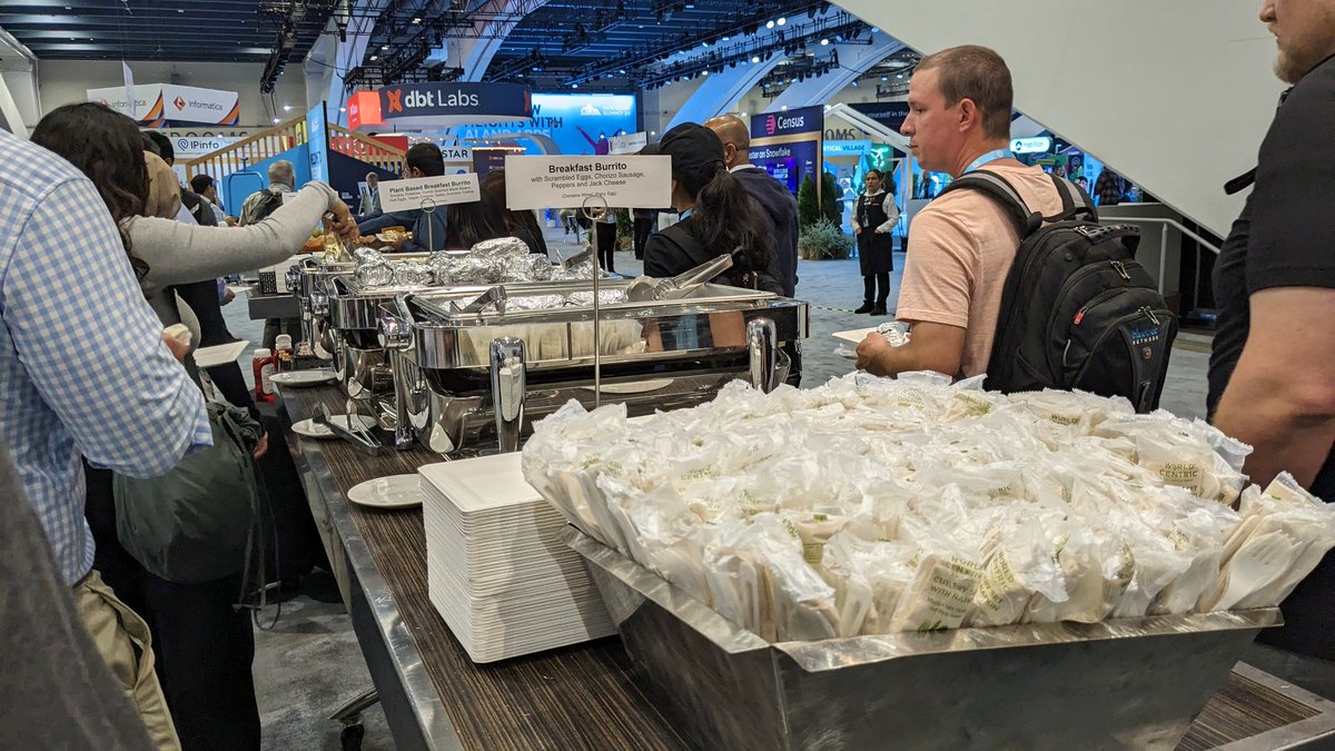 kommy_jp's tweet image. 今回はないと言われていた朝飯が何故か振る舞われている不思議

#DataCloudSummit