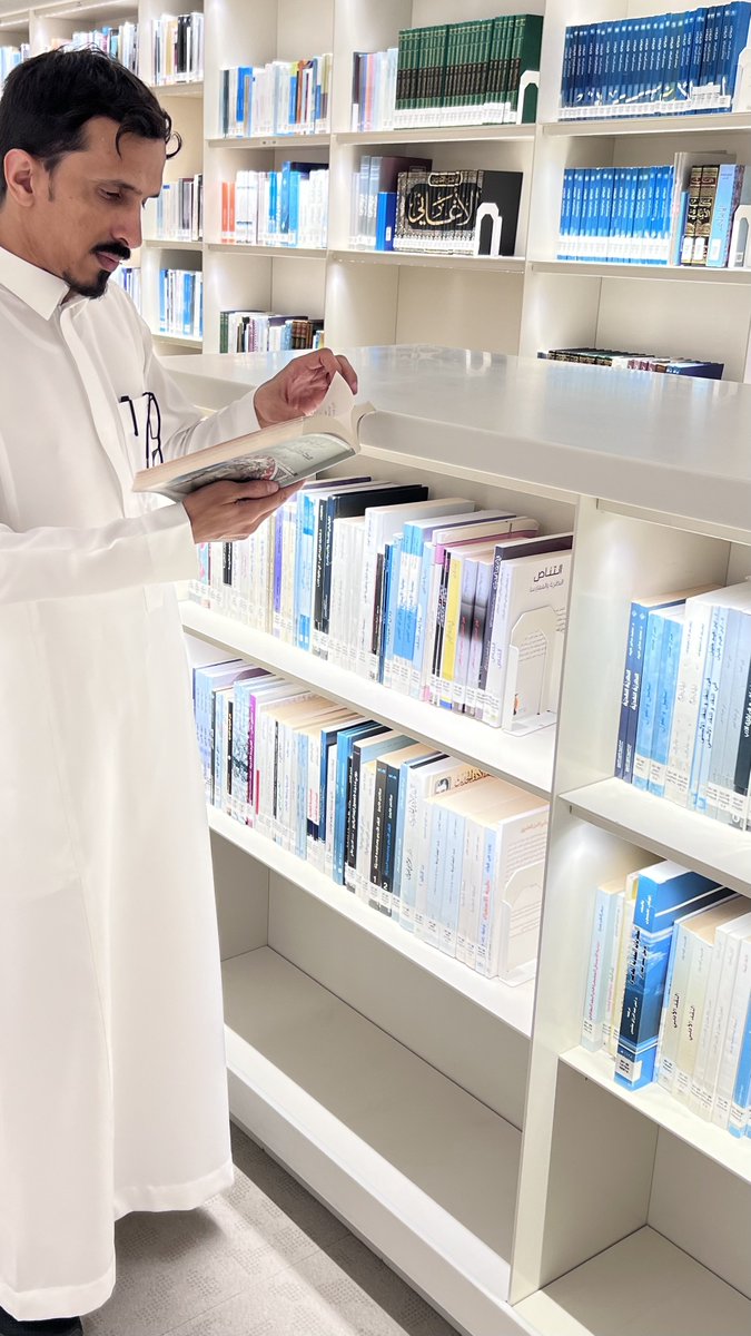 مكتبة إثراء من أجمل المكتبات، وهي مفخرة ومنارة علم وثقافة ومعرفة، لا يملّ الإنسان من التجول فيها والتعرف على مرافقه، ينسى المتجول نفسه و هو داخل هذه الجوهرة الثمينة.