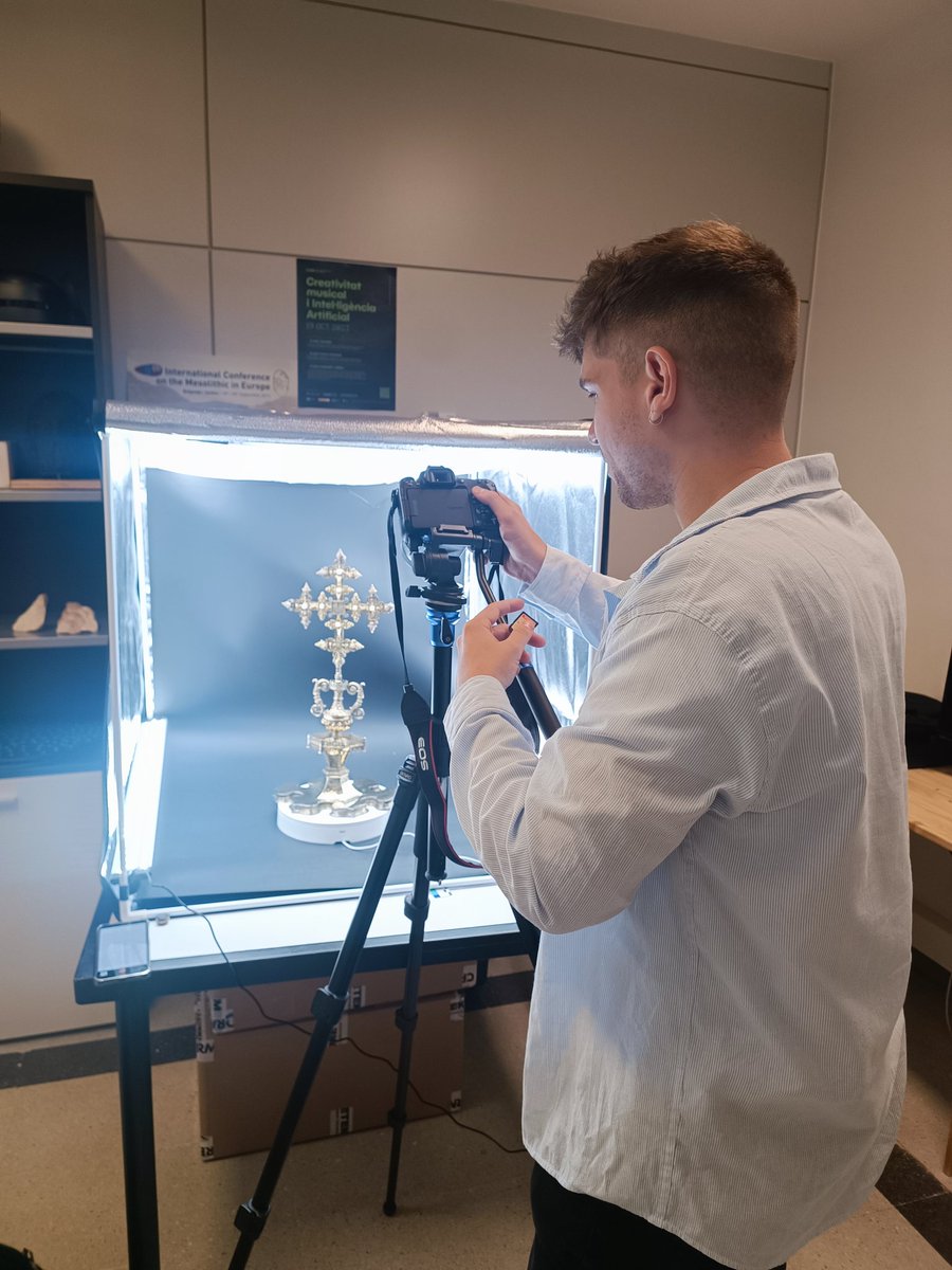 MuseudelPi's tweet photo. Ahir, gràcies a la bona feina d'en Jan Salazar i a la gentilesa de l'UAB Open Labs. La magnífica estauroteca renaixentista del del rei Martí (1498) i el calze gòtic d'en Felip de Malla (1400), tots dos de #SantaMariadelPi, ja tenen versió digital. Aviat seran en línia!! https://t.co/jXJq7PGBSW