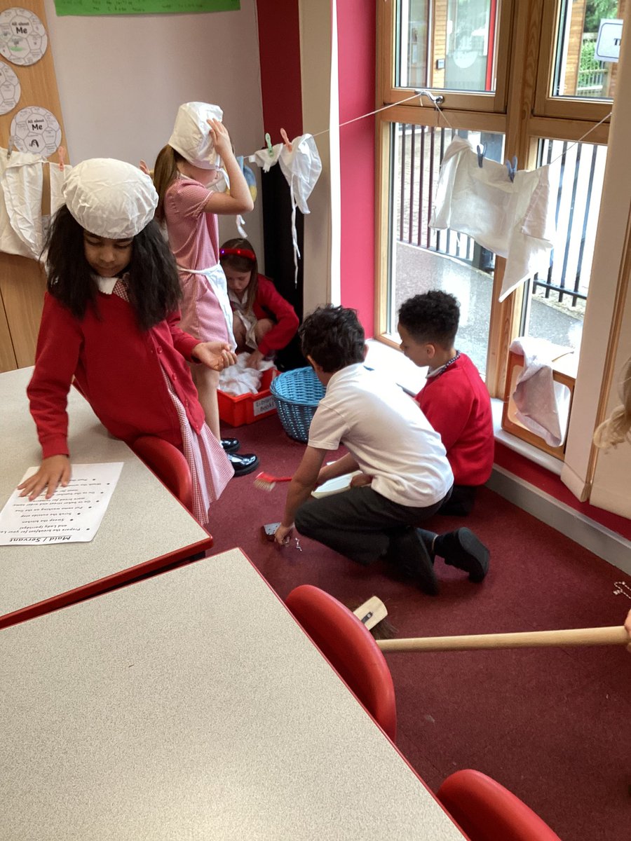 MoorlandsHudds's tweet image. Year 2 travelled back in time to the streets of London in 1966. They took on roles of bakers, butchers, maids, servants, beggars and rich school children. We all had lots of fun! #mpshistory #mpsy2