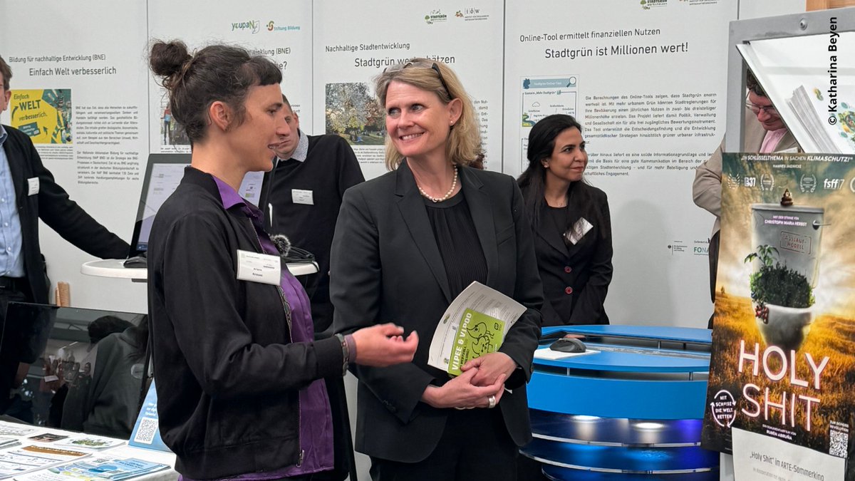 ♻️ 🔬 So sehen „Bildung für nachhaltige Entwicklung“ (#BNE) und „Forschung für Nachhaltigkeit“ (#FONA) aus: Staatssekretärin @JPirscher besuchte heute den BMBF-Stand auf der #WochederUmwelt in Berlin.  
Kommt vorbei!
👉 fona.de/de/woche-der-u…
#BNE #BNE2030 #DBU