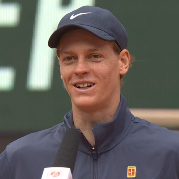 La cara de emoción de Sinner cuando le cuentan que es el nuevo #1 del mundo.

🥹❤️