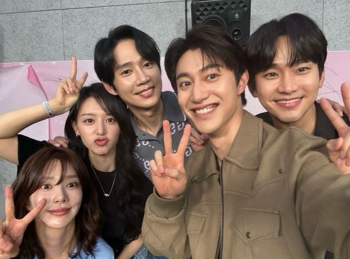 askby_hie's tweet photo. [boxabum] Instagram Post | 4/06/24
#ParkSungHoon posted new photo with #QueenOfTears fam include #KimSooHyun, #KimJiWon, #KwakDongYeon and #LeeJooBeen.

his caption: 🥰 #눈물의여왕
and tagged @/soohyun_k216 @/geewonii @/kwakdongyeon0 @/hellobeen https://t.co/z2woNEuA6M