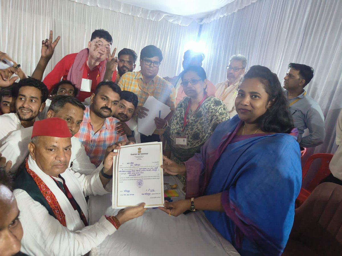 NareshUttamSP's tweet photo. #फतेहपुर_लोकसभा२०२४ विजय! आप सभी कार्यकर्ताओं, समर्थकों और शुभचिंतकों का बहुत बहुत आभार एवं धन्यवाद। यह जीत किसानों एवं नौजवानों की अपार परिश्रम की है। #जय_किसान #जय_जवान #जय_हिंद #जय_समाजवाद https://t.co/4vzCtCxKdK