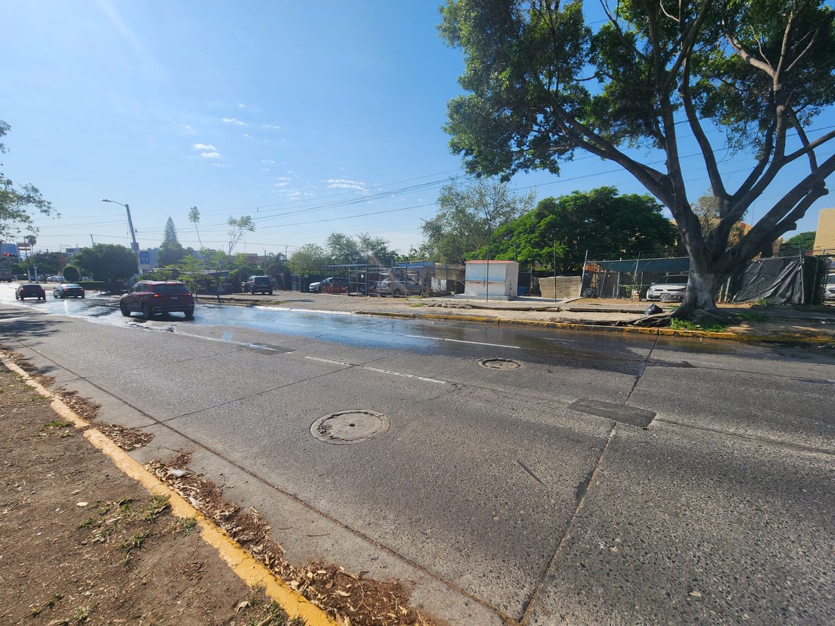IvanViveroz's tweet photo. @siapagdl @ZapopanGob @Linea_Zapopan #fuga
Reportando una fuga de agua en Av. De la mancha e Av. Industrial textil, no se si alguien Mas ya lo reporto pero lleva 3 dias saliendo agua. https://t.co/TGwrYTKJUG