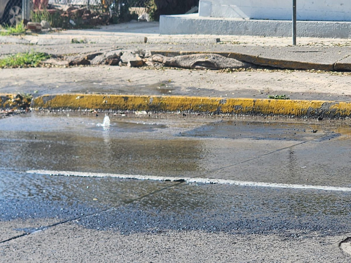 IvanViveroz's tweet photo. @siapagdl @ZapopanGob @Linea_Zapopan #fuga
Reportando una fuga de agua en Av. De la mancha e Av. Industrial textil, no se si alguien Mas ya lo reporto pero lleva 3 dias saliendo agua. https://t.co/TGwrYTKJUG